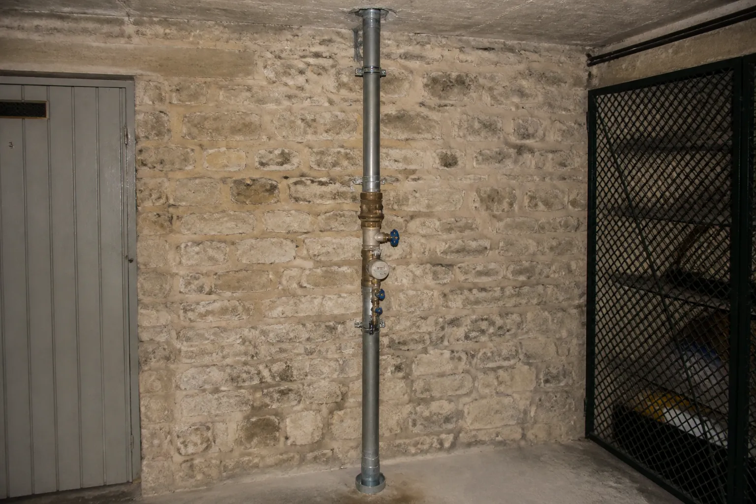 Colonne d eau d origine dans une cave d immeuble