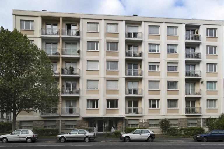 Immeuble residentiel des annees 1970 a Nantes