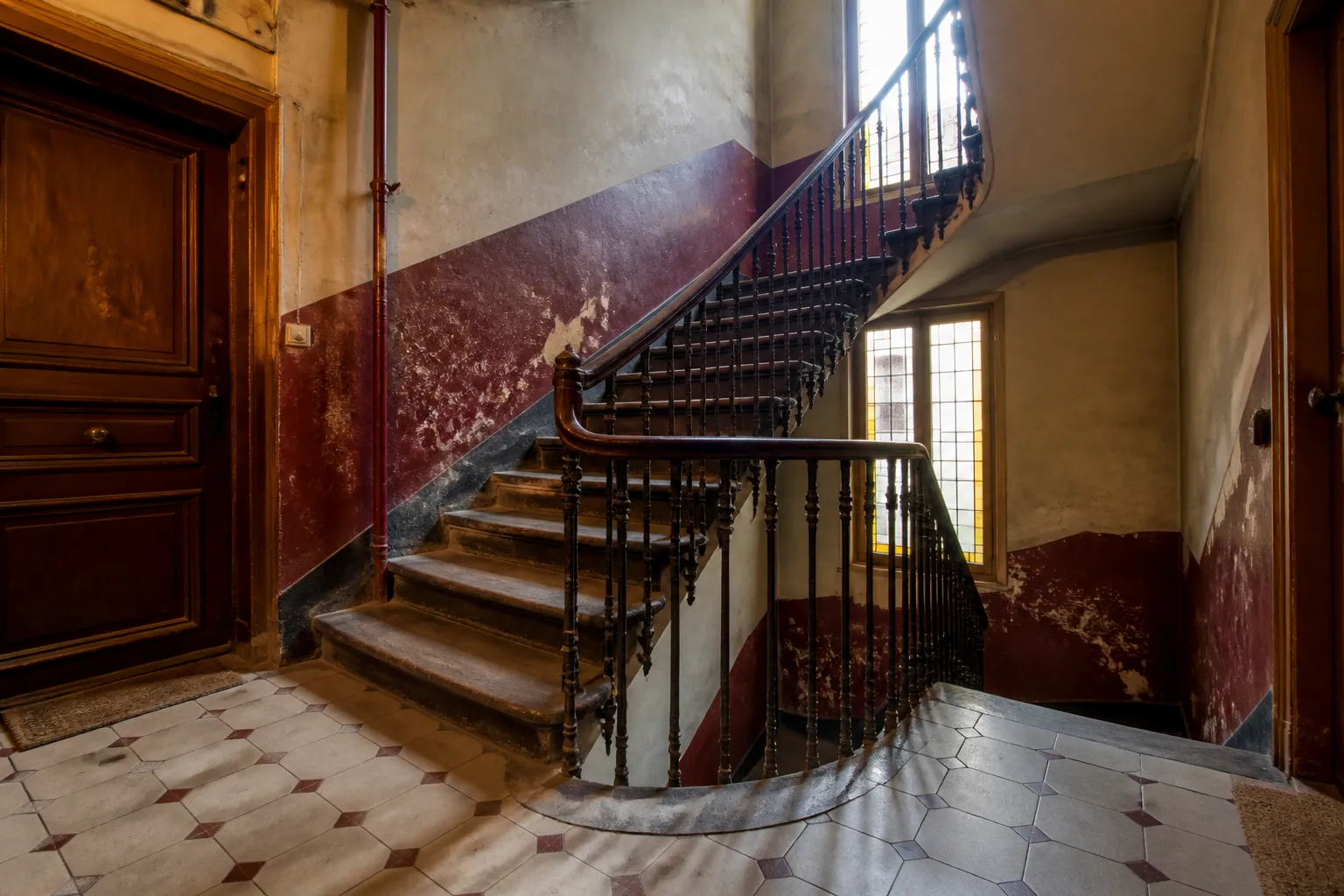 Cage d escalier ancienne d un immeuble locatif