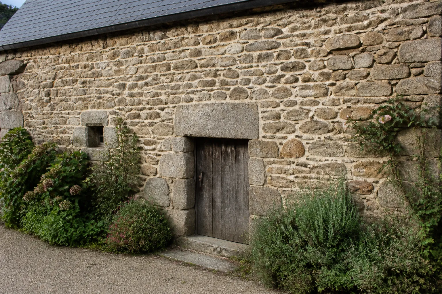 Mur de longere en moellons avec porte basse