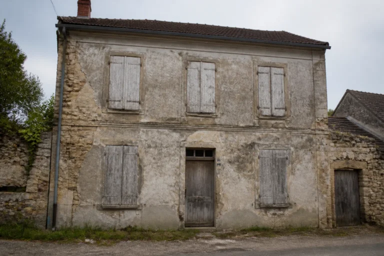 Maison ancienne a renover avec volets fermes