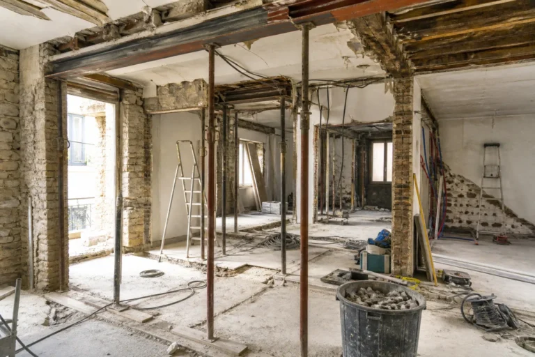 Chantier de renovation lourde avec murs ouverts