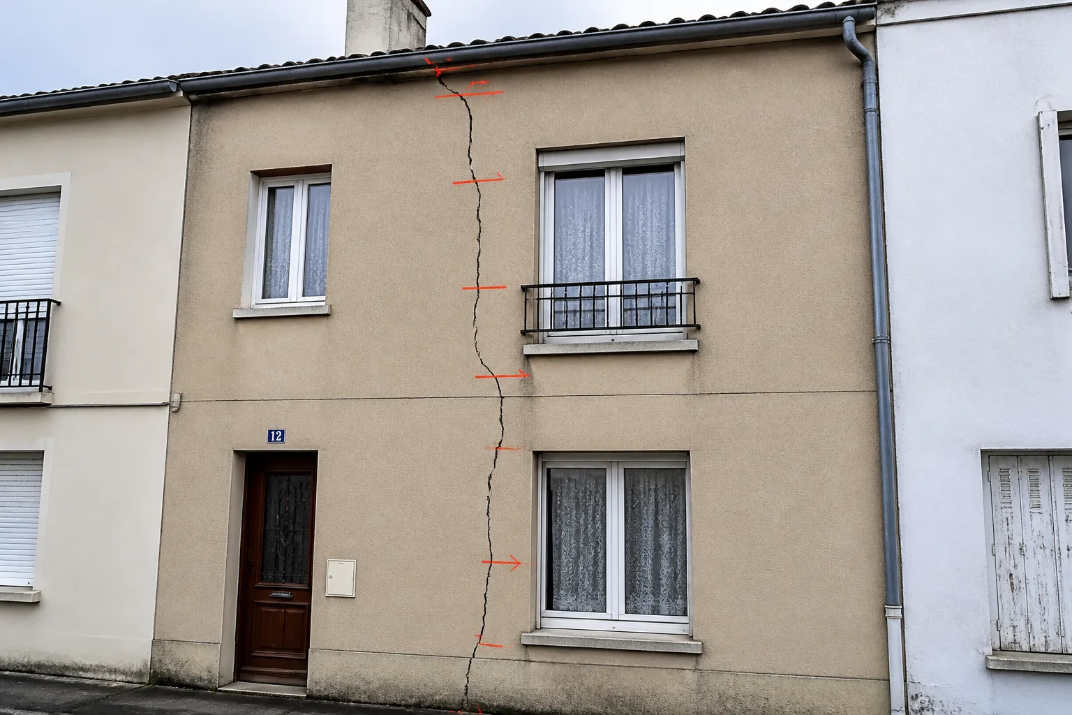 Facade mitoyenne avec fissure recente marquee
