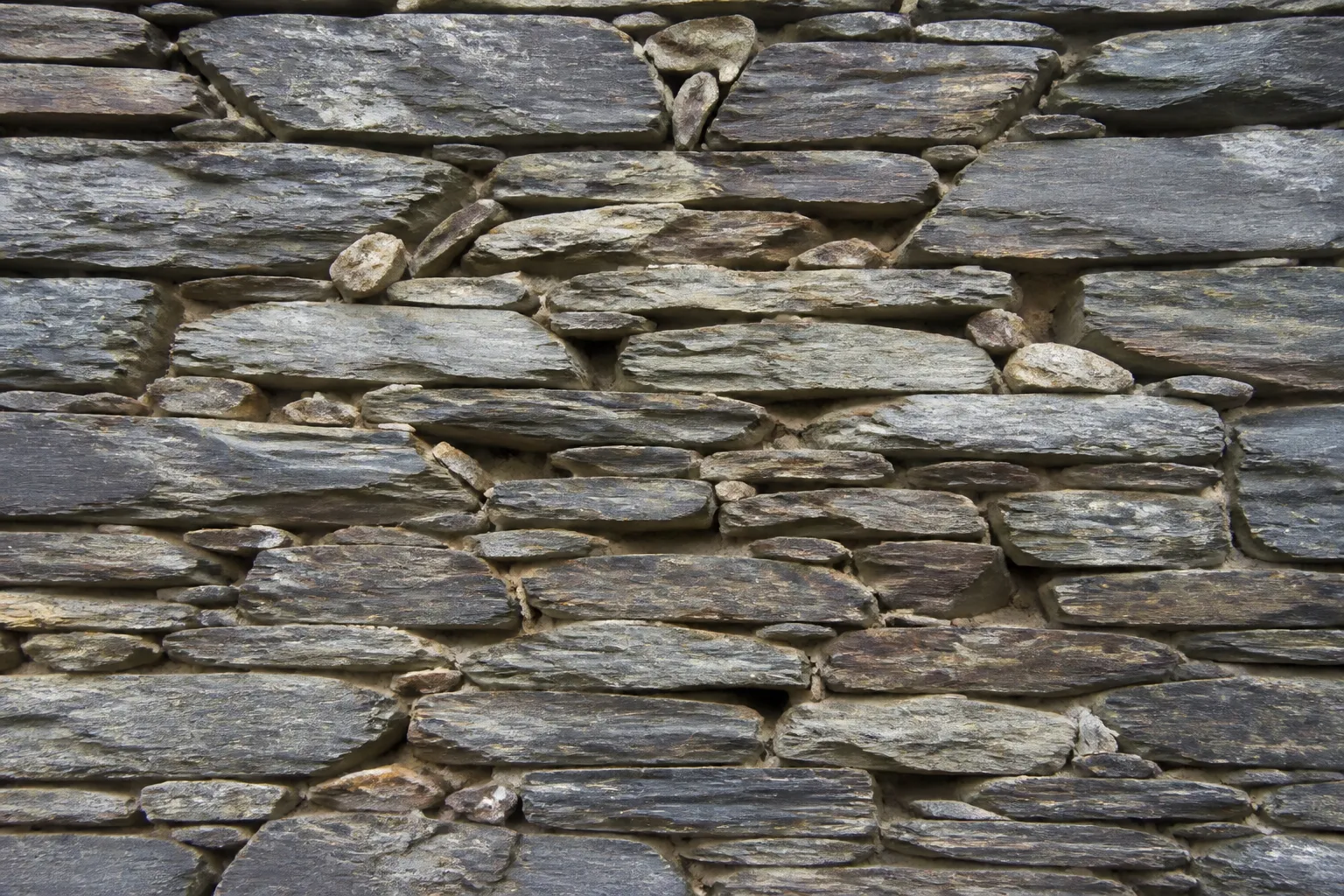 Mur en moellons de schiste avec joints degarnis