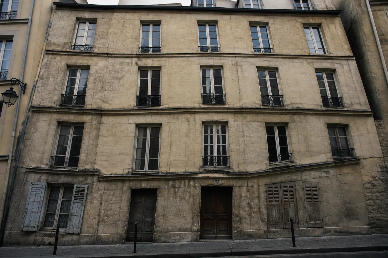 Facade d immeuble ancien hors d aplomb