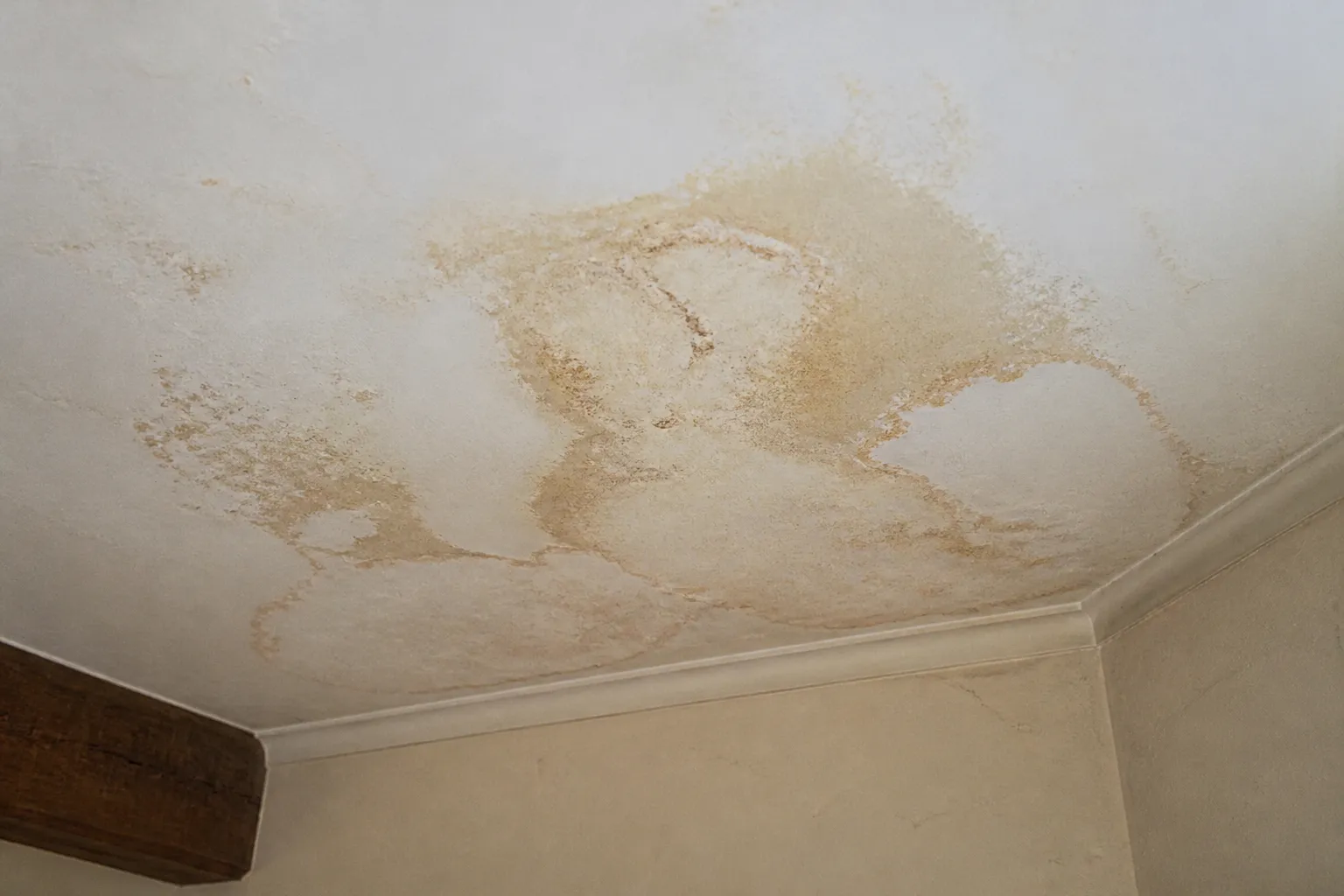 Plafond tache sous une toiture ancienne