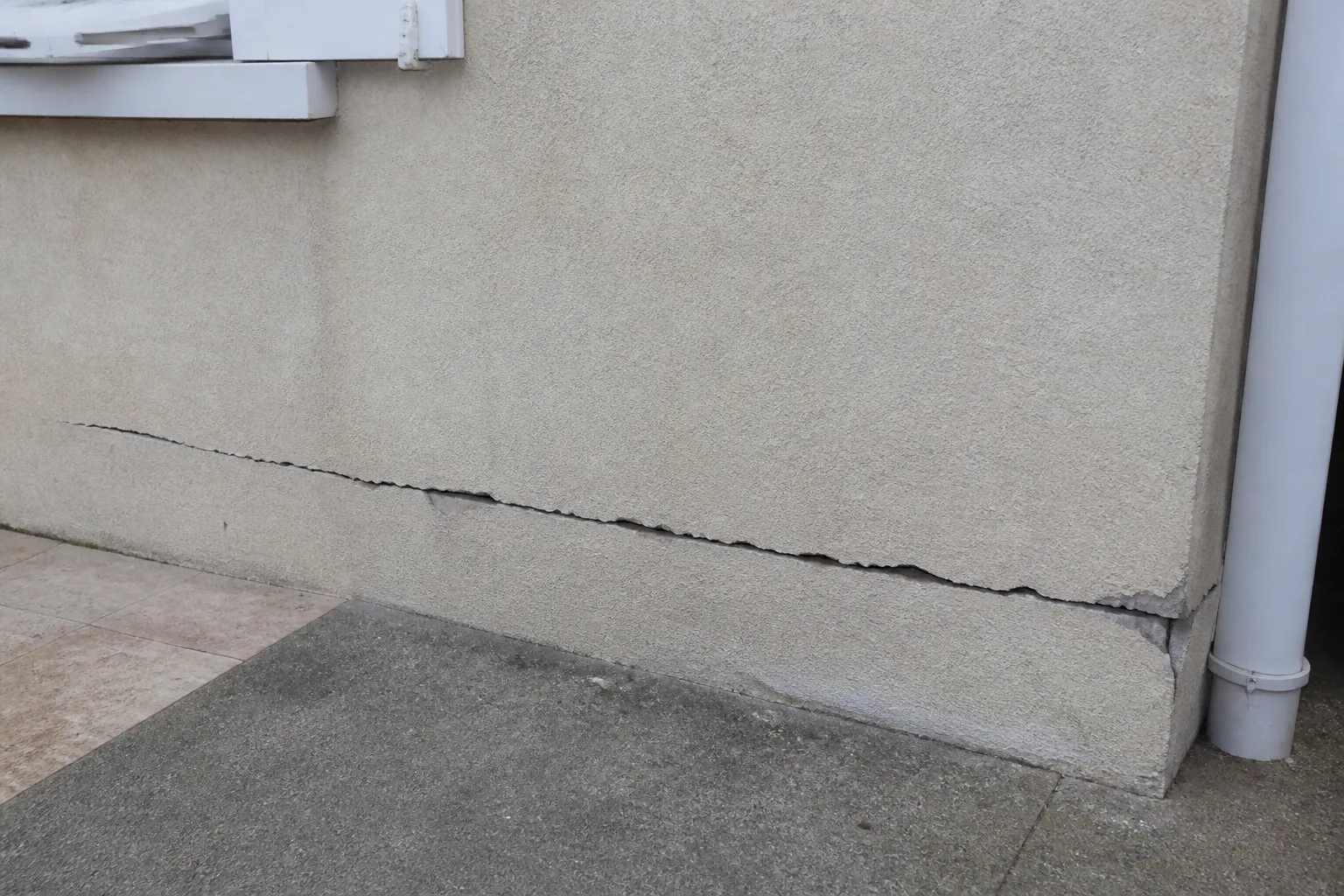 Fissure horizontale en pied de facade