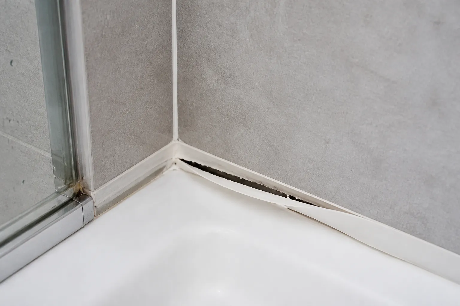 Joint de silicone decolle le long d une douche