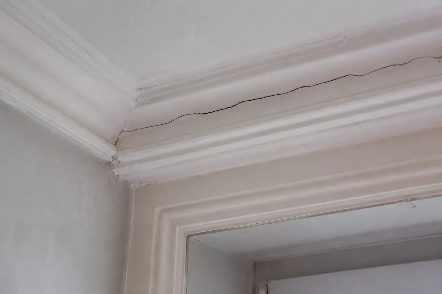 Fissure sur une moulure de plafond dans un appartement ancien nantais