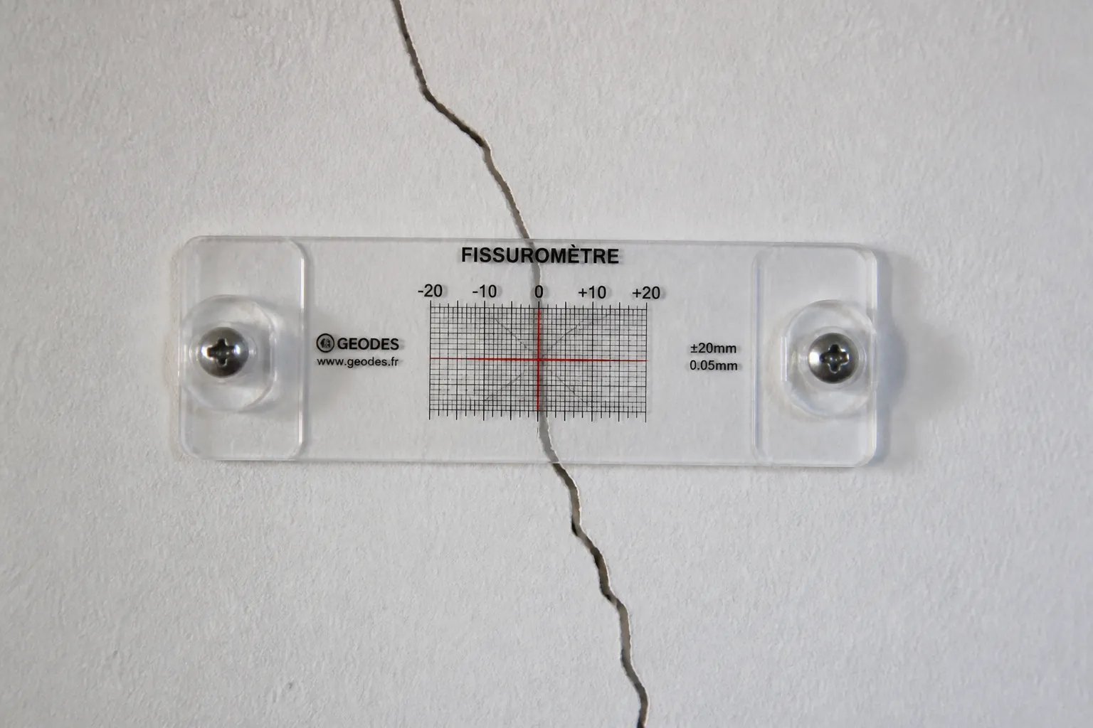 Fissure sur une moulure de plafond a Orvault