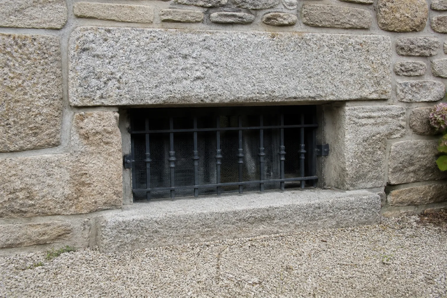 Soupirail de cave d une maison en granit