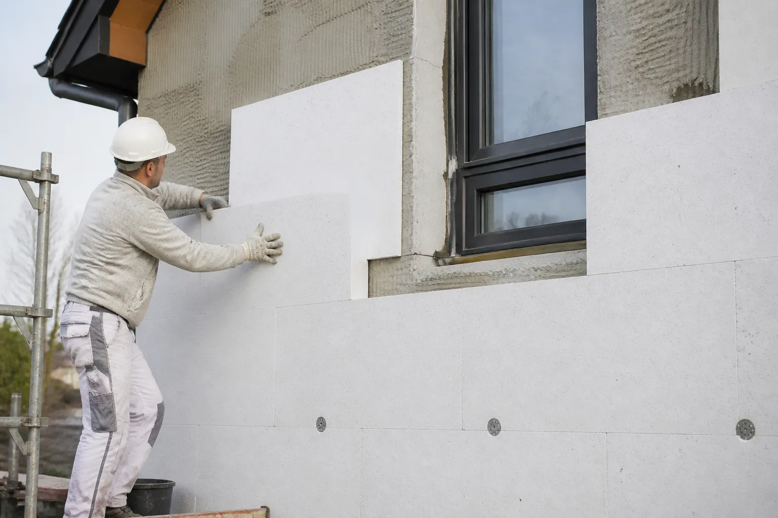 Pose de panneaux isolants sur une facade