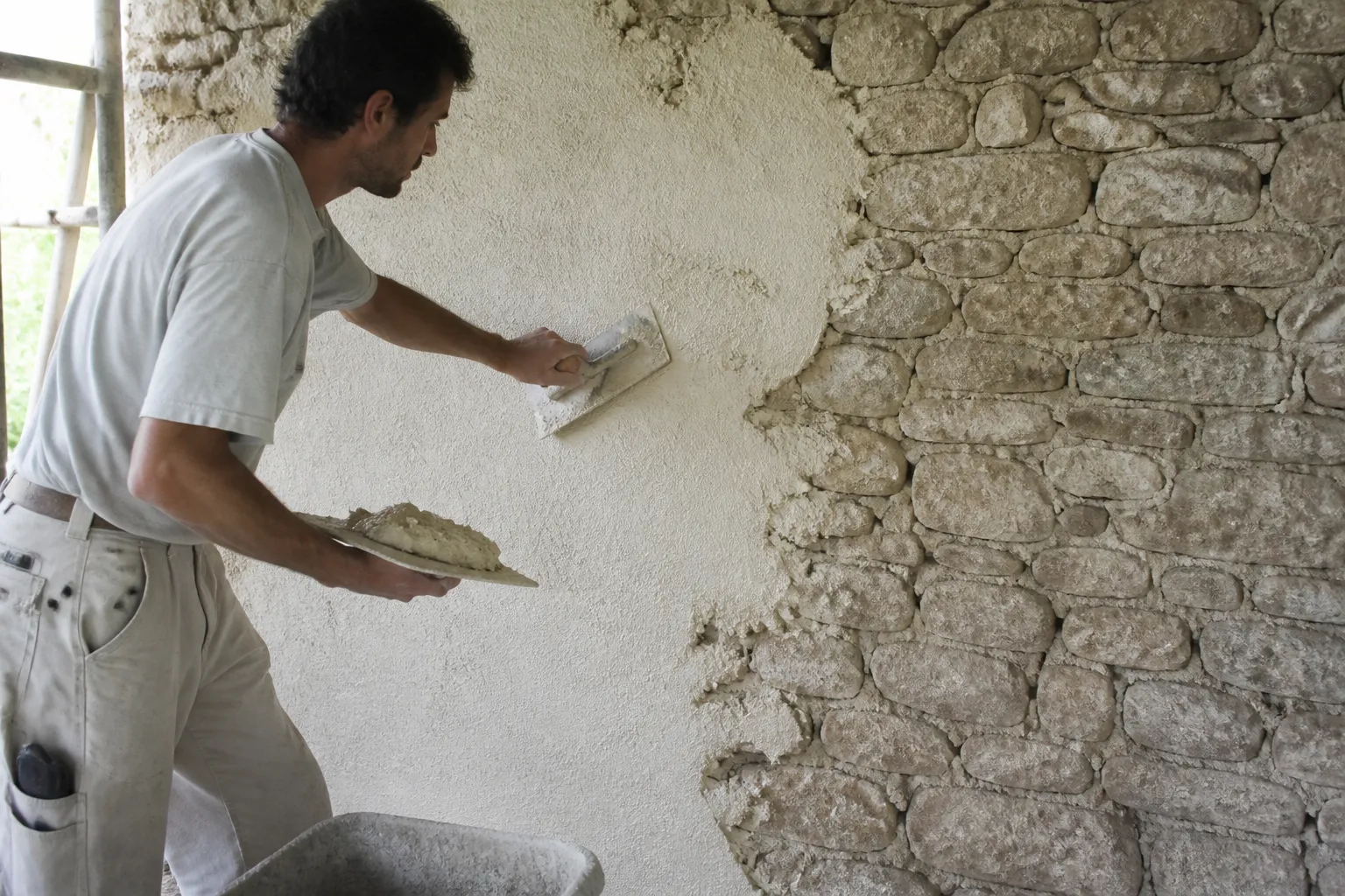 Pose d un enduit a la chaux sur un mur ancien