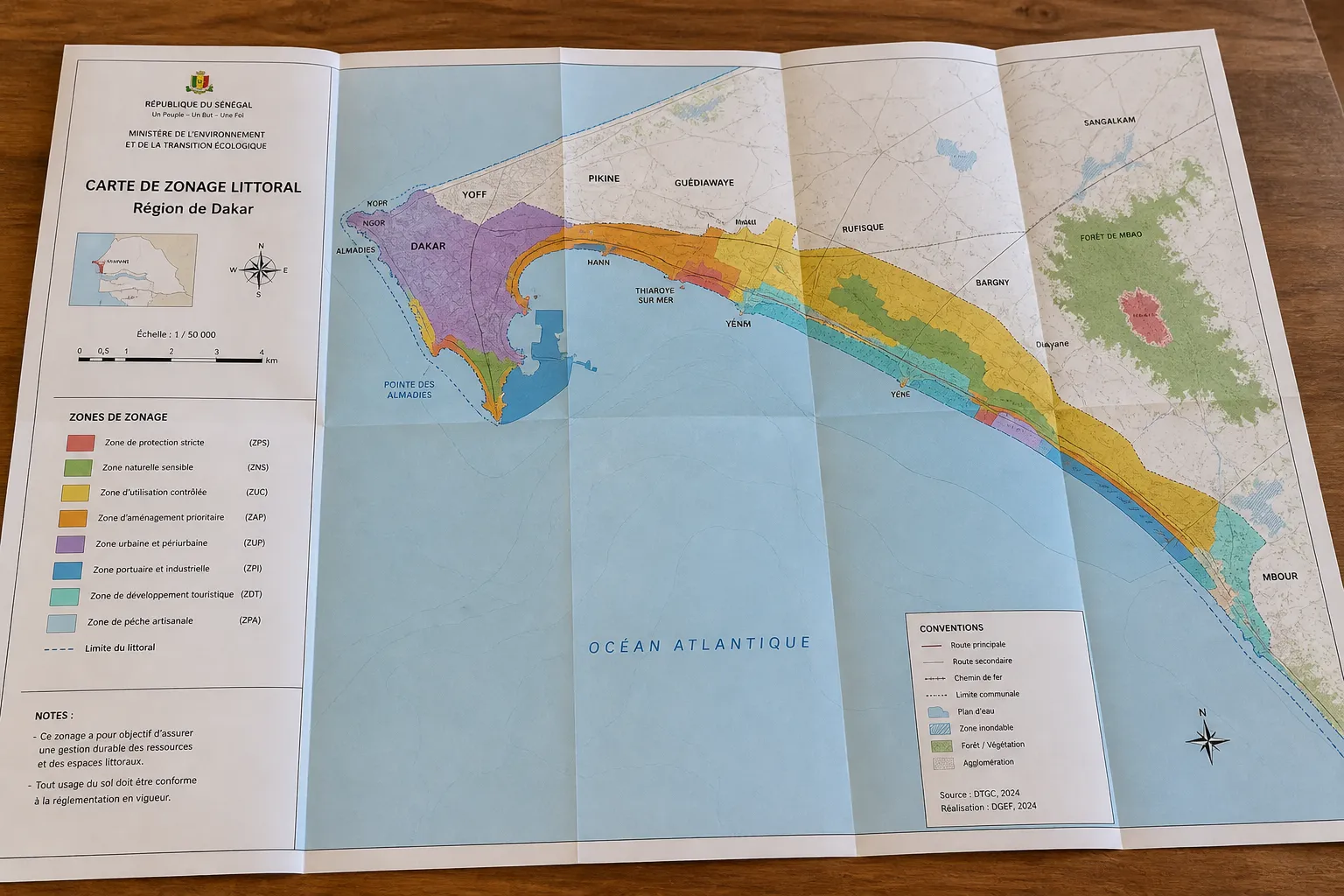 Carte de zonage littoral depliee sur une table