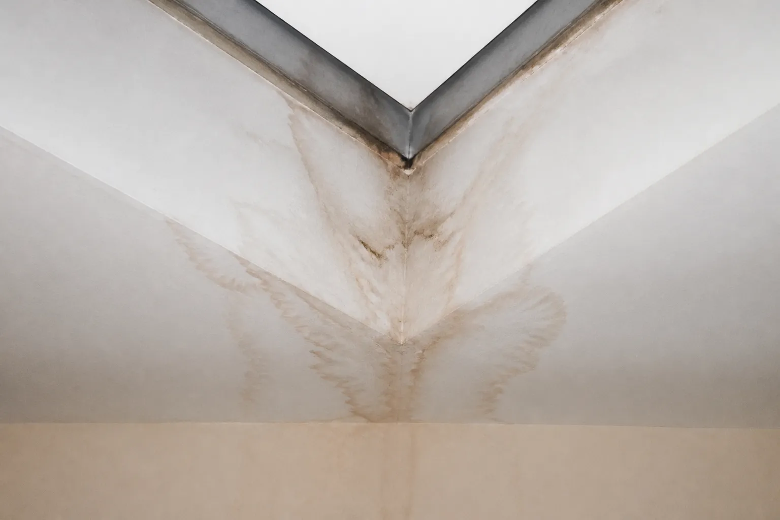 Trace d infiltration au plafond sous une noue